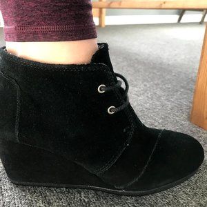 Toms Suede Black Wedge Shoes Size 7, NWT